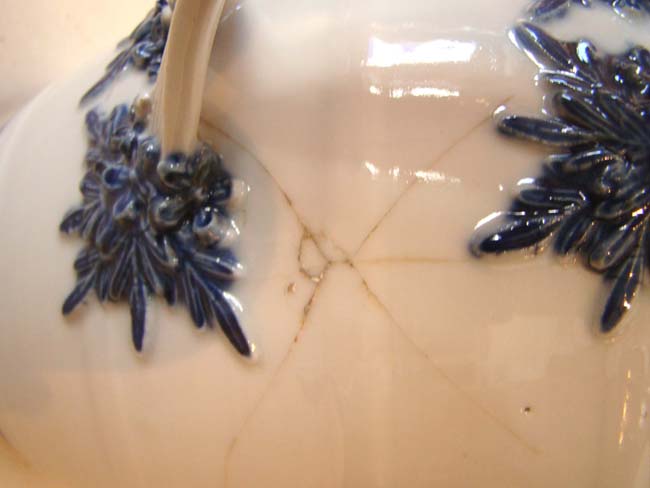 A late 18th century Chinese Export Porcelain Cider Jug with condition issues — image 2